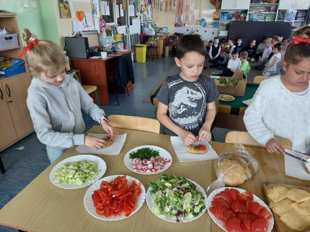 b_1024_768_0_00_images_2022_2023_Swietlica_Kanapki_343219146_531313472303298_3199243808682357752_n